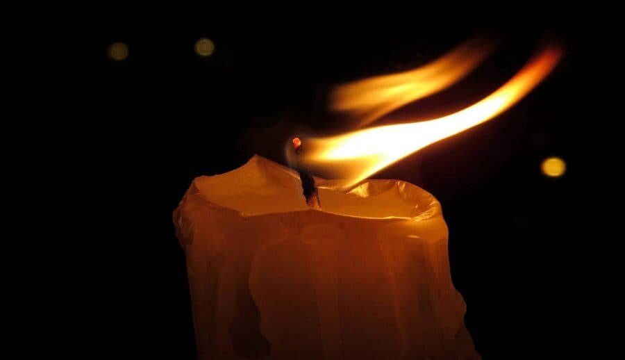 Для этого нам понадобится две свечи; закрытая балконная дверь,или закрытое окно; одну свечу ставим на пол или на подоконник, а вторую поднимаем вверх.