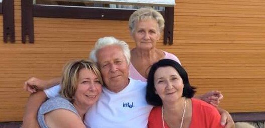 На фото: Виктор и Валентина Дегтяревы (в центре)