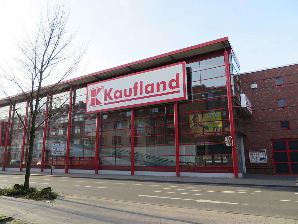 История Kaufland восходит к 1930-м. В то время Йозеф Шварц (1903–1977) присоединился к оптовому торговцу Lidl & Co. в Хайльбронне в качестве ответственного партнера (генерального партнера). Компания была переименована в Lidl & Schwarz KG и быстро превратилась в оптового продавца продуктов питания в регионе Хайльбронн-Франкен. В декабре 1944 года здания компании, как и весь город Хайльбронн, была полностью разрушена во время авианалетов союзников.