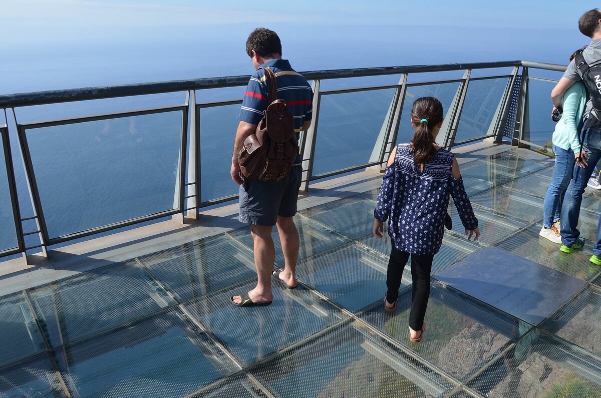 Москва сити стеклянный пол смотровая площадка. Смотровая со стеклянным полом. Смотровая площадка со стеклянным полом. Останкино башня стеклянный пол. Останкино смотровая площадка 337.