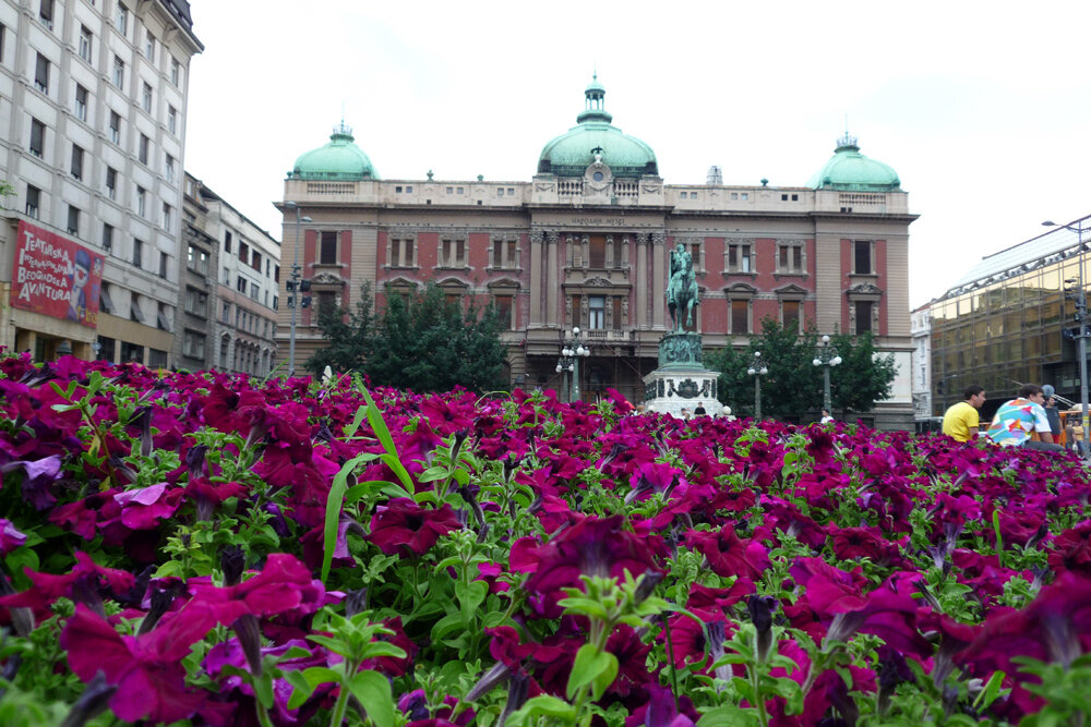 Площадь Республики и памятник князю Михайлу.