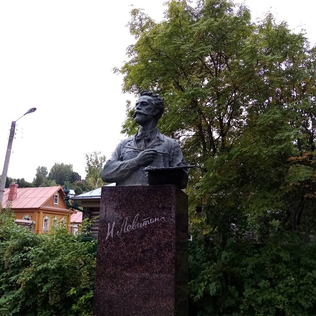 Памятник И. Левитану в Плёсе. Скульптор Н. Дыдыкин. 1974 г. Фото автора август 2020 года
