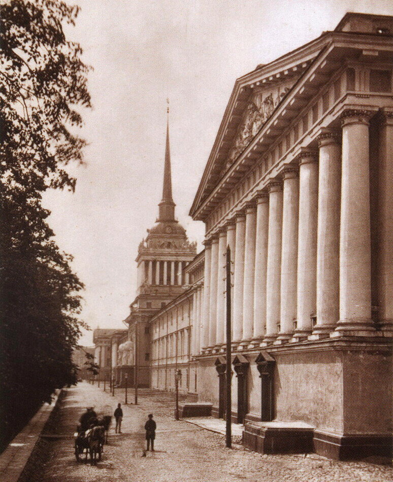 Постаменты, на которых размещались скульптурные аллегории рек (фото 1880-х годов)