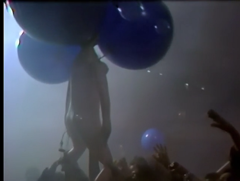 кадр взят из концерта Hammersmith Odeon 24.12.1975
