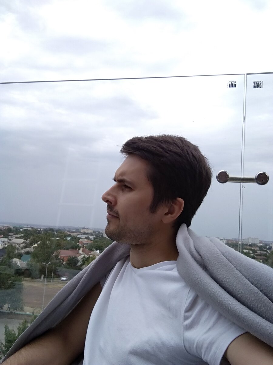 Фото автора. Думаю об отношениях.