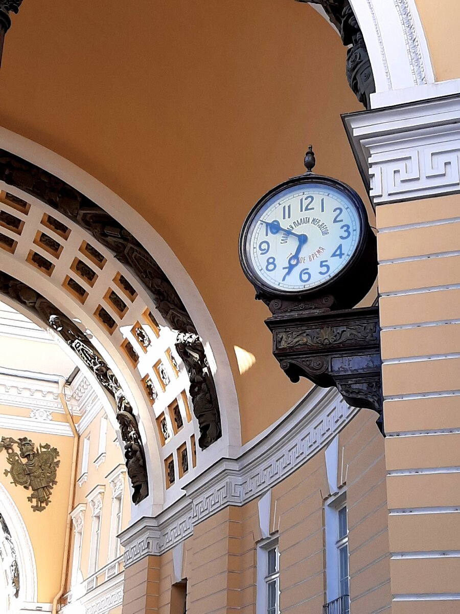 Часы арки главного штаба в Санкт-Петербурге