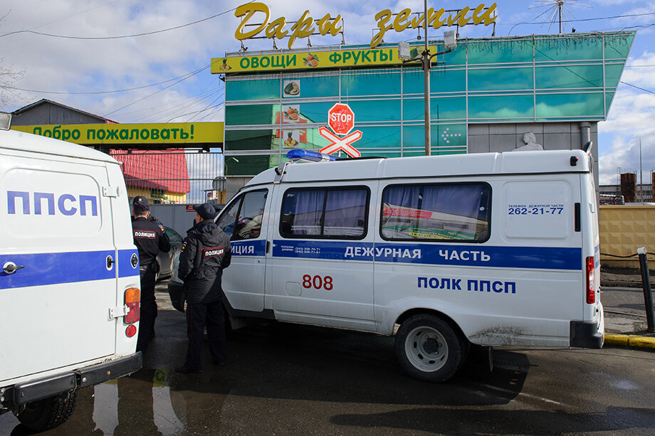 Самый громкий скандал произошёл в 2014 году: правоохранители раскрыли схему поступления на овощебазу № 4 крупных партий кокаина из ОАЭ и Эквадора.
Фото: Вова Жабриков/URA.RU/ТАСС
