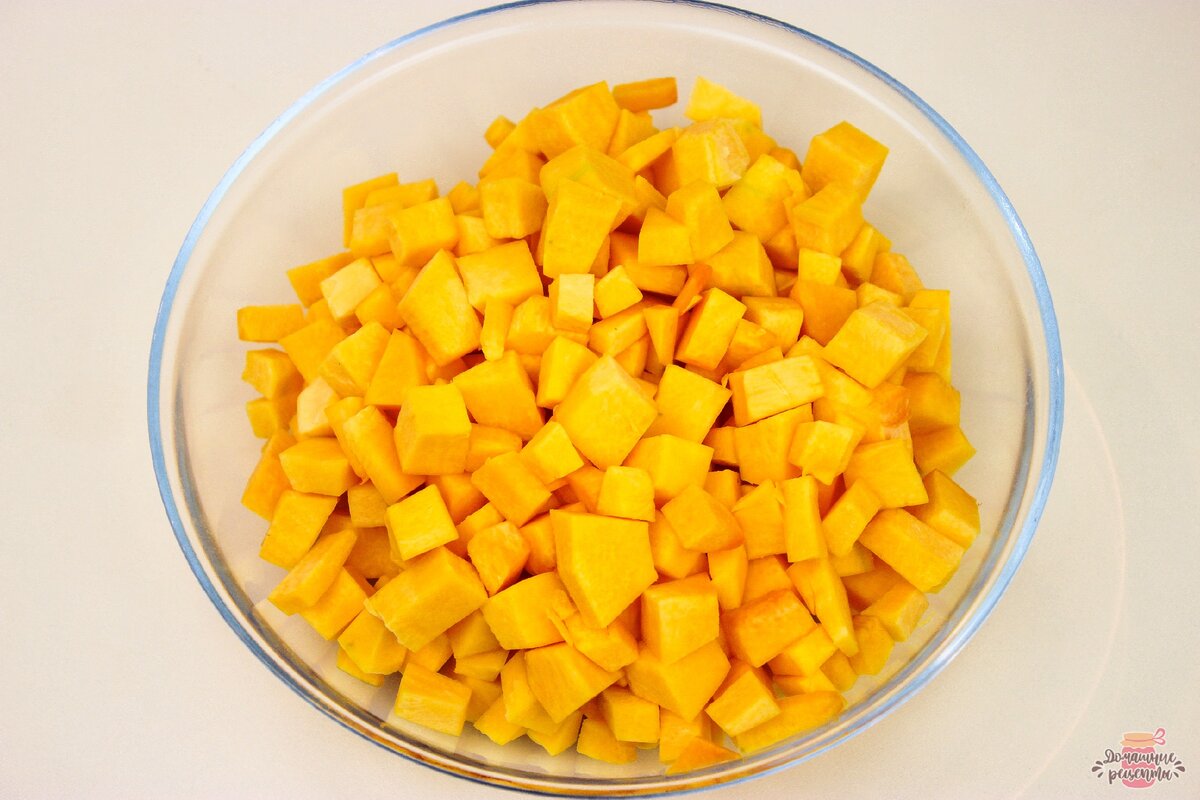 Тыкву очищаем от кожуры и семечек и нарезаем на мелкий кубик.