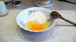 Делаем связующий крем. Начинаем с того, что растираем яйцо, сахар и муку до однородной массы.
