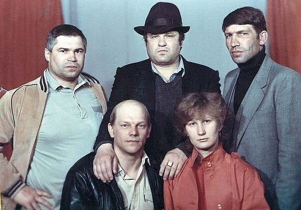 "Джем" со-товарищи. Внизу фото сидит ближайший помощник вора в законе Владимир Податев по прозвищу "Пудель". Вначале были лучшими друзьями, затем Податев стал переходить дорогу своему боссу. В результате их пути разошлись... Податеву пришлось бежать в Москву. Фото взято из открытых источников.