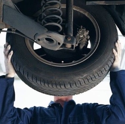 
Одна из важнейших частей автомобиля – тормозная система. Именно от качества тормозов часто зависит не только сохранность авто, но и здоровье, а в некоторых случаях – и жизнь его пассажиров👆🏻. Нужно регулярно проводить диагностику тормозной системы, которая включает:
⠀
✅Визуальный осмотр тормозных магистралей, колодок, дисков (барабанов)
✅Проверку целостности пыльников и манжет на тормозных суппортах
✅Проверкау тормозной жидкости на наличие влаги
✅Замер допустимого остатка толщины рабочей поверхности тормозных дисков, фрикционных накладок тормозных колодок, выработку барабанов
✅Осмотр и проверку тросов, эффективность работы стояночного тормоза, его колодок и механизмов.
⠀
Рекомендуем с особой ответственностью подходить к обслуживанию тормозной системы и доверять этот процесс мастерам «Резиновой подковы»👌🏽.