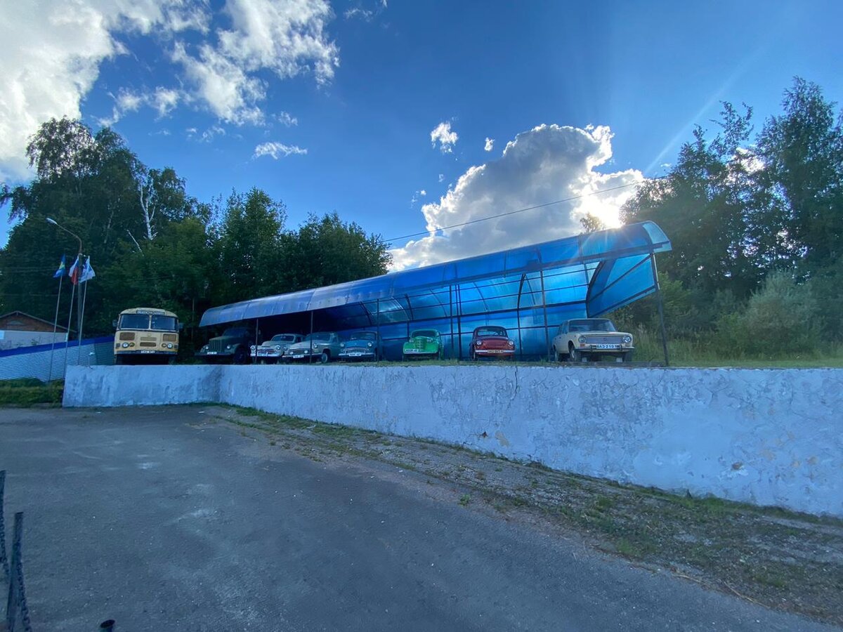 Радует, что автомобили стоят под навесом