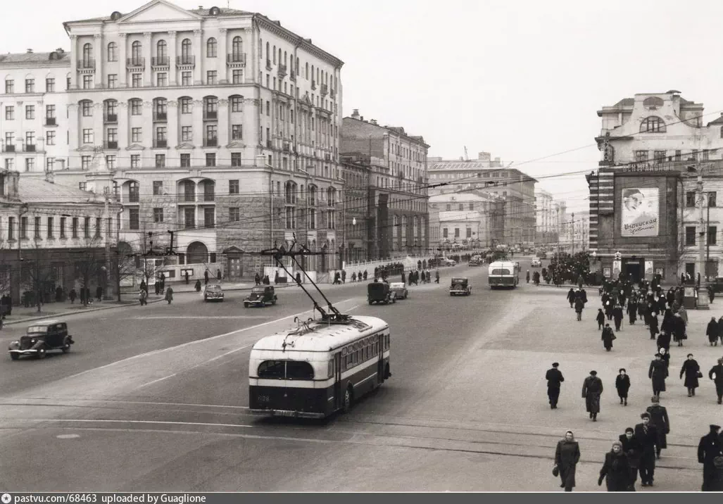 Пушкинская площадь (улица Горького), 1947 г. Автор: Н.Грановский. Источник:Книга «Москва Наума Грановского. Альбом». Издательство «Фотогалерея имени братьев Люмьер», 2009.