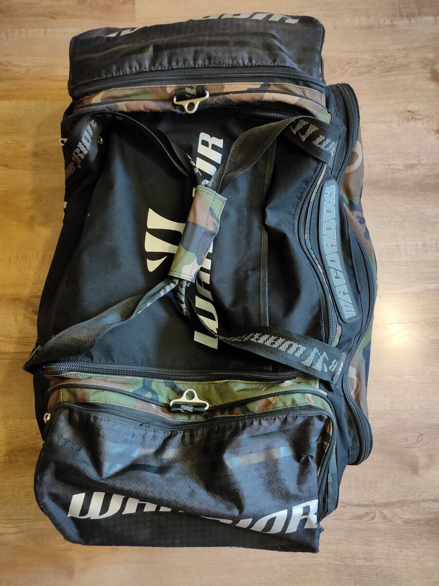 Хоккейный баул, золотое правило хоккейного баула - "карманы не бывают лишними", чем их больше - тем лучше, так как в них всегда найдется что-то положить, торцевые как правило используются для коньков, в каждый карман можно положить по паре коньков, карман на клапане я использую для душевых принадлежностей, капы и бутылки для воды, продольный боковой для хранения хоккейной мелочевки (ленты для щитков и клюшек, оселки, ножницы, запасные шнурки)