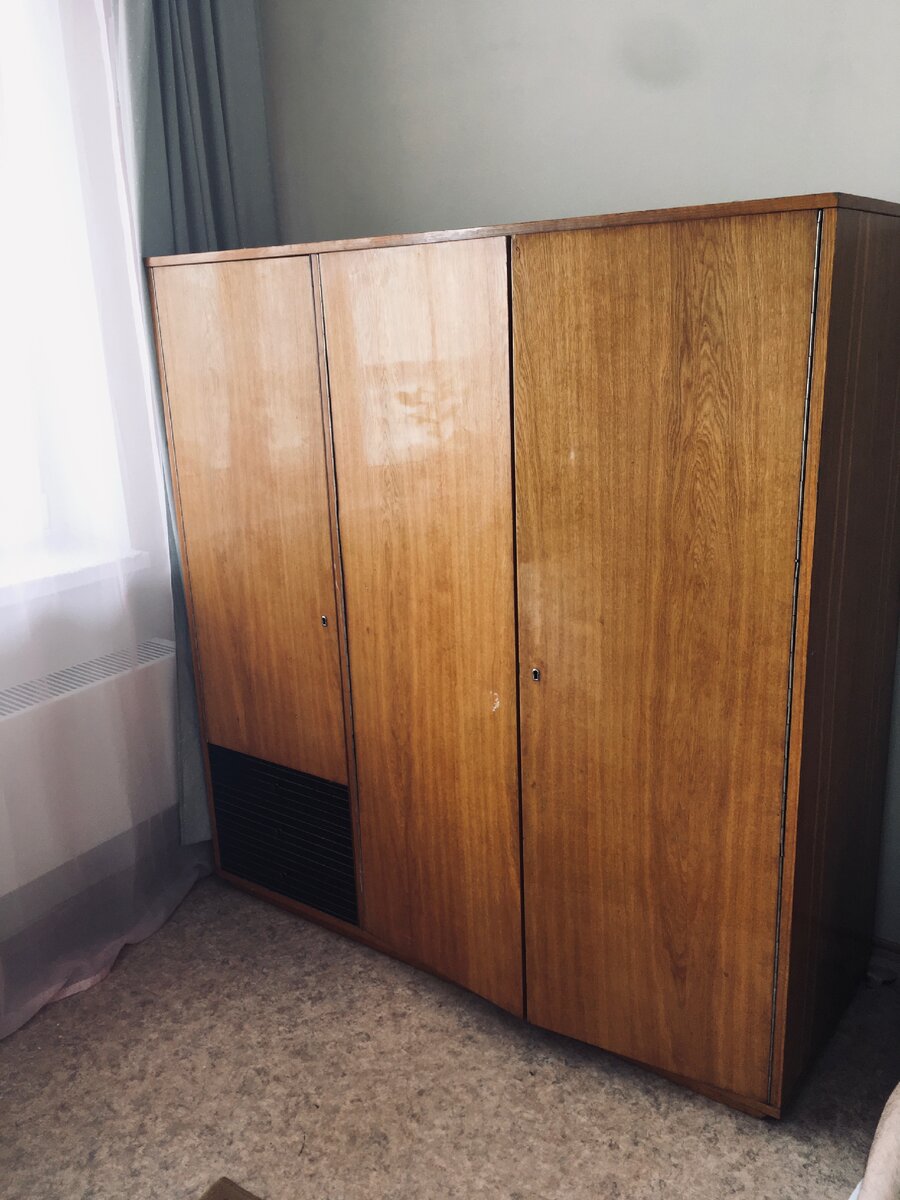 Где найти подобные шкафы? Ответ прост: Авито, юла. Нам повезло ещё больше, шкаф нашёлся у бабушки в старой квартире и оказался совсем не нужен.