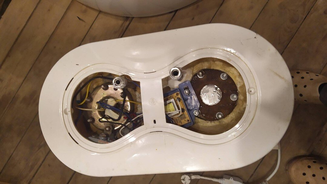 Для удобства лучше фотографировать процесс разбора, так не возникнет вопросов куда и что подключать при сборе.