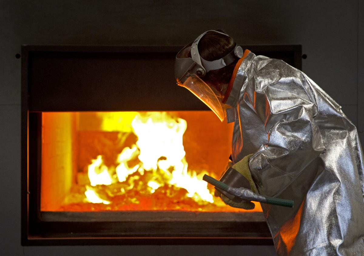 Погребальный костёр в тндии. Как сжечь калории. Горящая библия. Огонь пожар. Тренировка на 100 ккал.