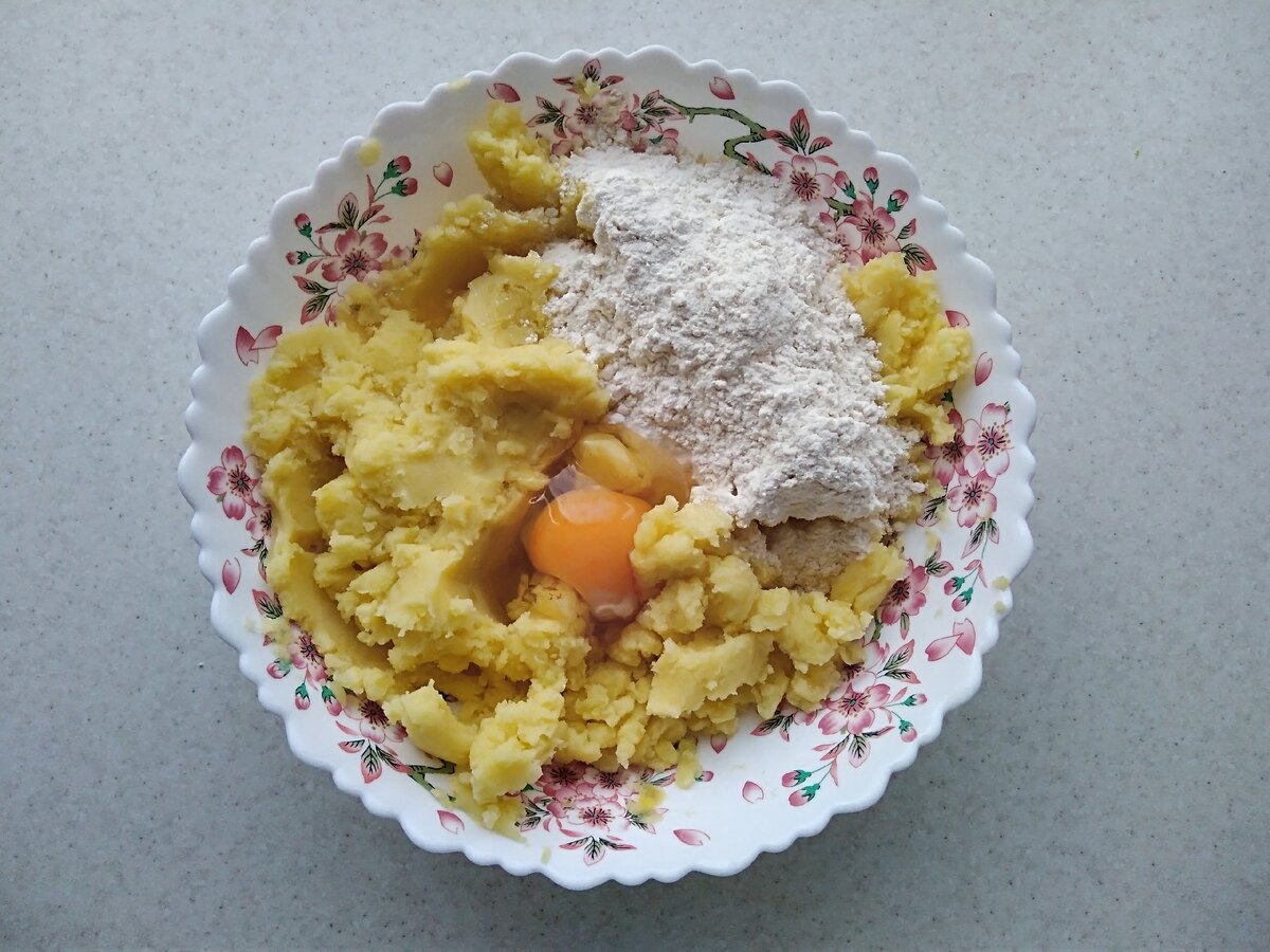 Тесто: картофельное пюре, яйцо, мука, соль.