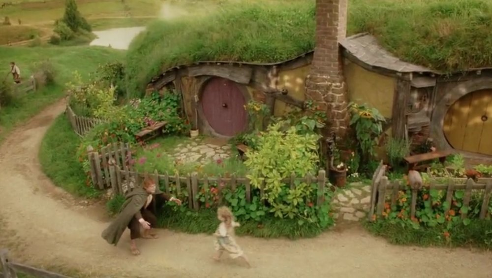 Беляевская я живу под землей. Хоббит Нежданное путешествие дом Бильбо. Дом Фродо из Властелина колец. Домик Фродо Бэггинс.
