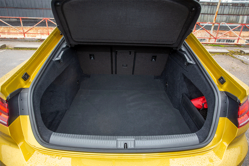 Багажник Volkswagen лучше отделан и отличается правильной формой. Внушительный перевес и по объёму: 563 против 406 литров