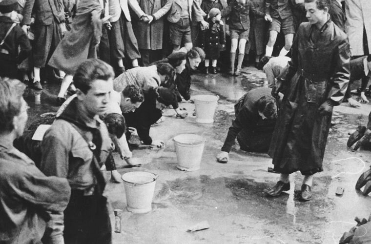 Альберт Геринг вместе с еврейскими женщинами оттирает мостовую