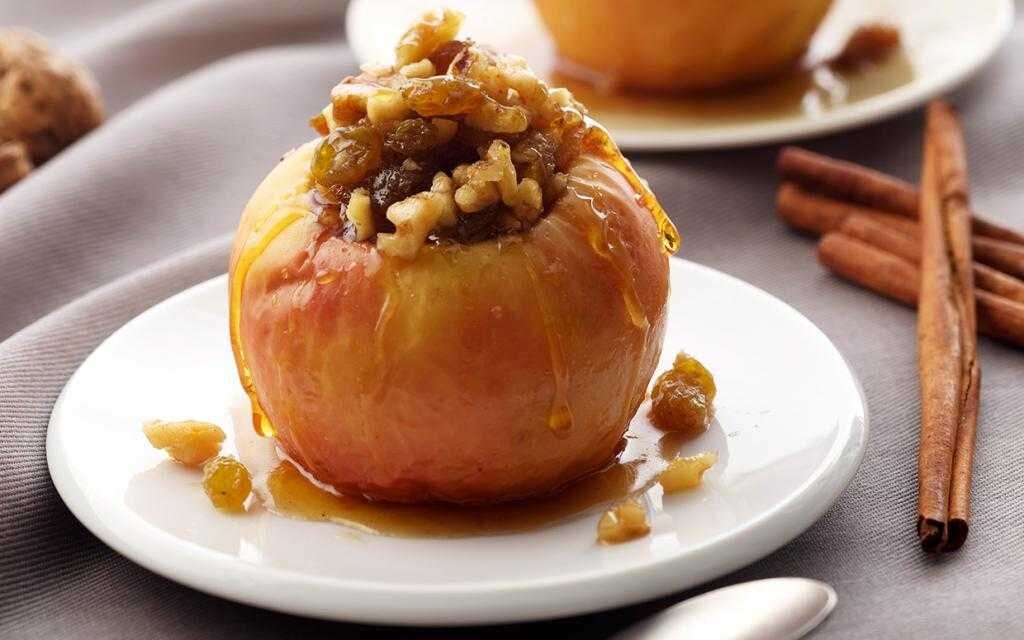 Вкусный десерт : печёное яблоко с орехами, сухофруктами и мёдом.