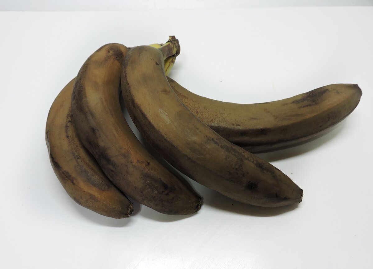 Почему чернеют бананы. Гнилой банан. Испорченный банан. Испорченные бананы. Протухшие бананы.