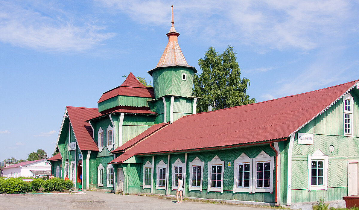 Медвежьегорск - город на берегу Онежского озера в республике Карелия. Расположен он в очень живописном месте, но кроме всего прочего славен "станционными" пирожками. Такого изобилия и разнообразия больше не найти на всей Октябрьской железной дороге