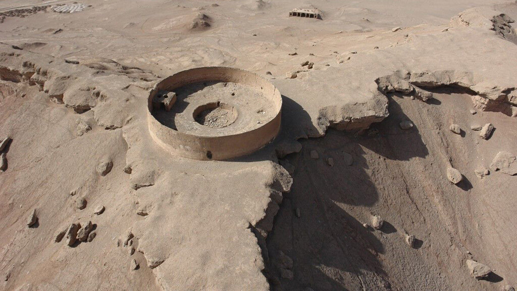 Одна из башен молчания в провинции Йезд. Фото с сайта earth-chronicles.com
