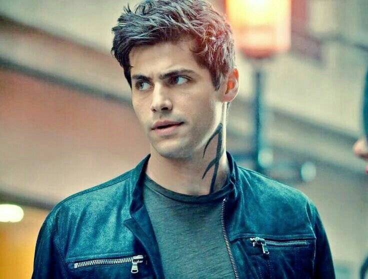 Мэтью Даддарио в роли Алека Лайтвуда