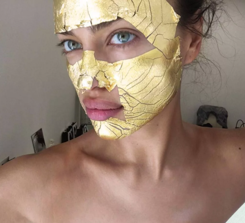 Сестра говорит Ирина Шейк активно пользуется мacкoй