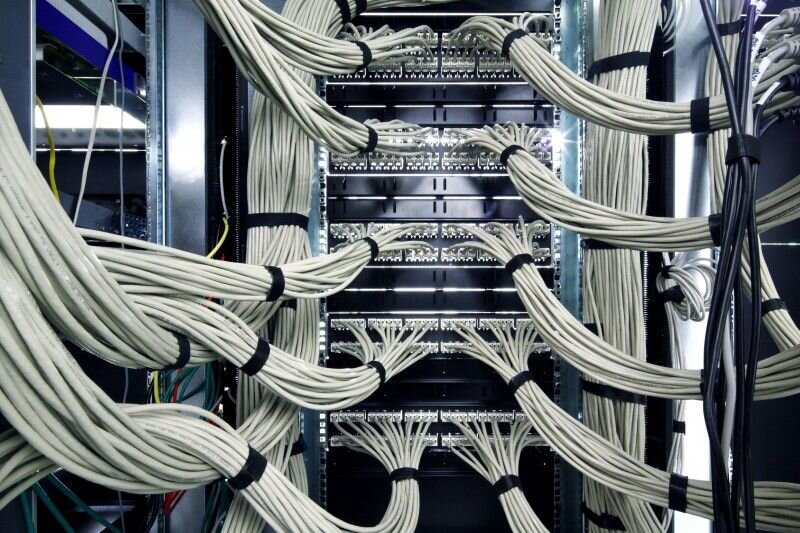 Прокладка проводов в линии. Кабельный лоток (Cable Management 90 degree). Укладка проводов. Укладка кабеля. Прокладка кабелей в серверной.