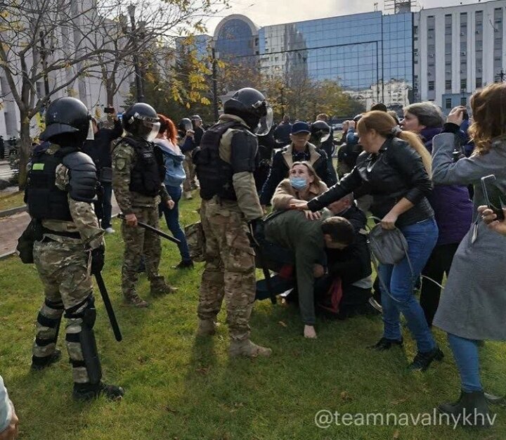 Хабаровск. Бойцы ОМОНа в полном обмундировании идут на безоружных людей.