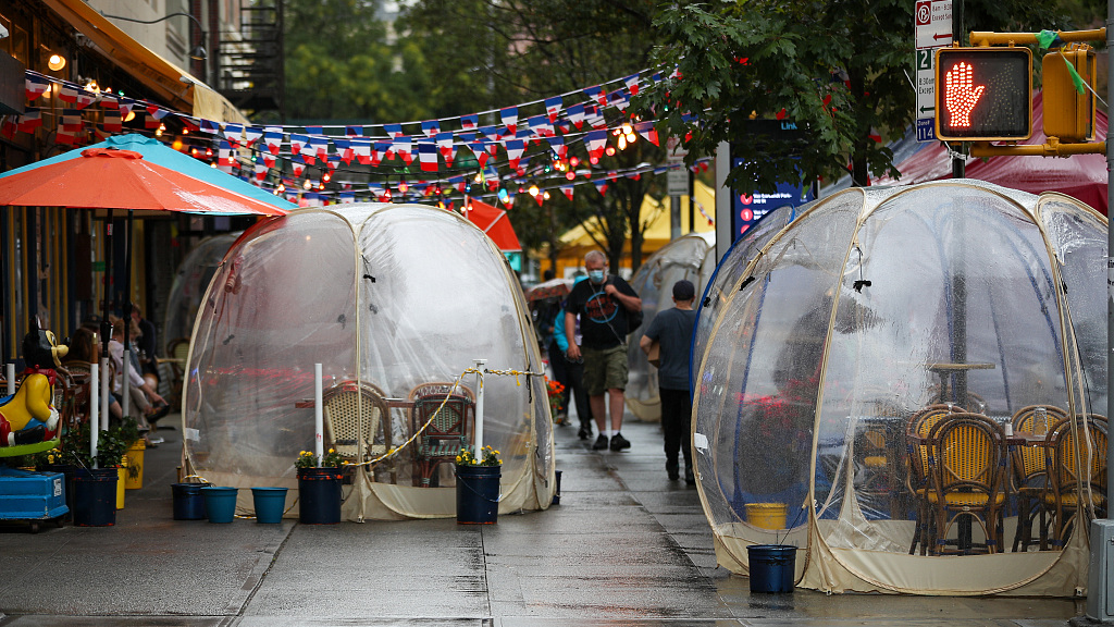 Космические пузыри появились в нью-йоркском бистро 28 сентября 2020 года, предлагая свежий воздух в безопасных капсулах на тротуарах для клиентов, охраняемых от нового коронавируса.  
