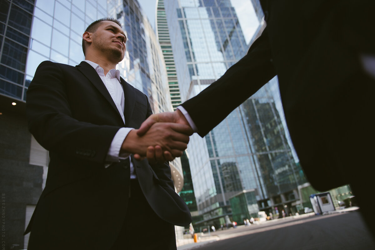 Костюм и небоскреб какбэ намекают на компетентность