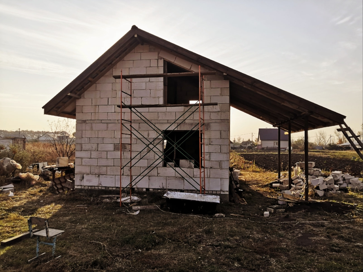 И фронтонный и карнизный свесы у меня составляют около 70 сантиметров. 