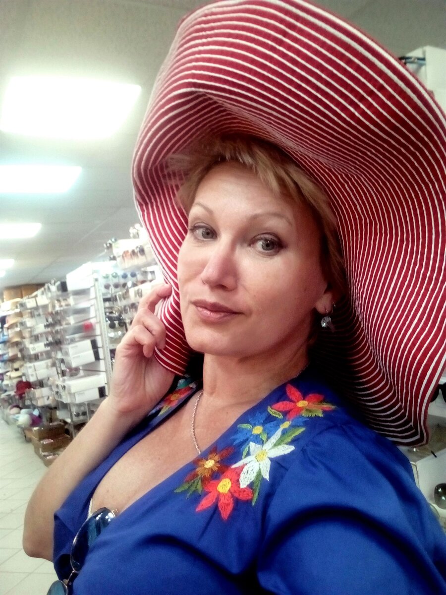 На Апрашке можно примерить шляпу и уйти с чувством, что и на будущий год она тебя дождется - поставки повторяются. Фото автора