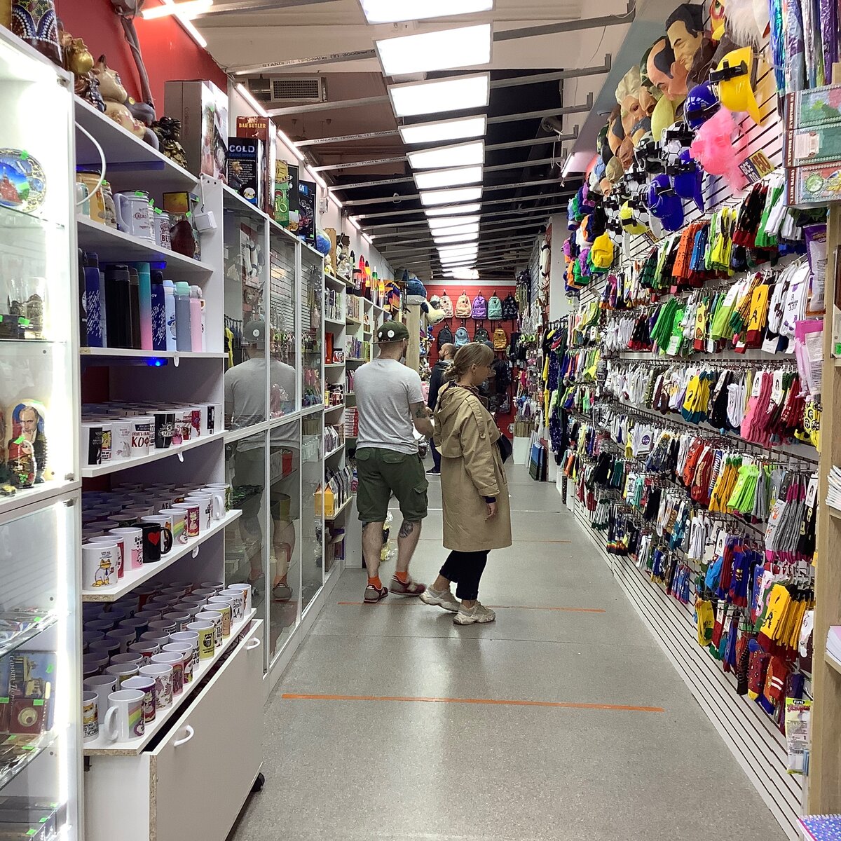 Я делаю фото из середины магазинчика, тянущегося вдоль почти такого же по ширине коридора. Фото автора