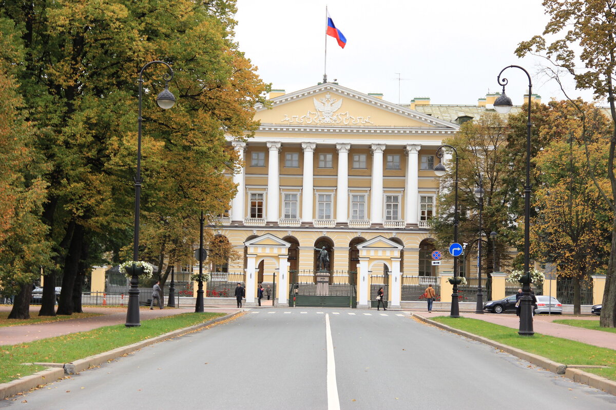 Смольный, здесь работает губернатор и правительство Петербурга.