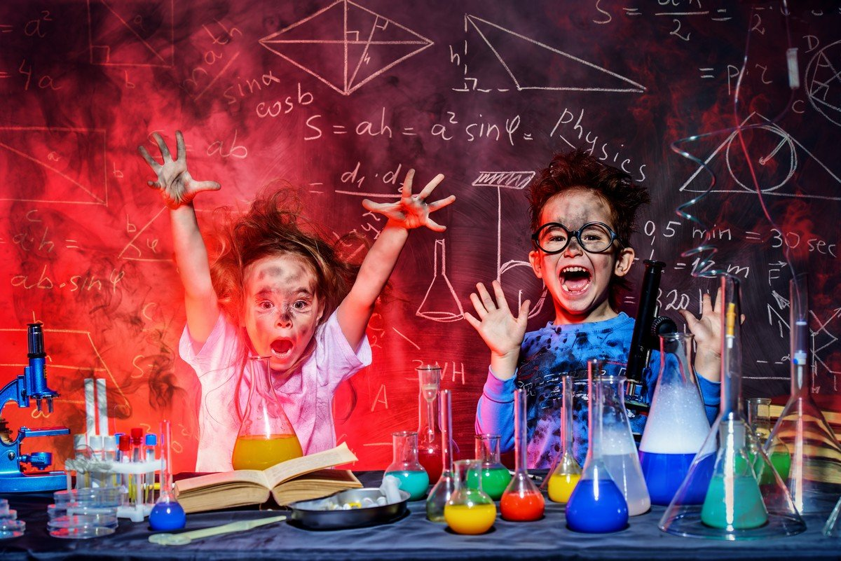 Ребенок показывает опыт. Детские опыты. Научное шоу. Шоу с химическими опытами. Эксперименты для детей.