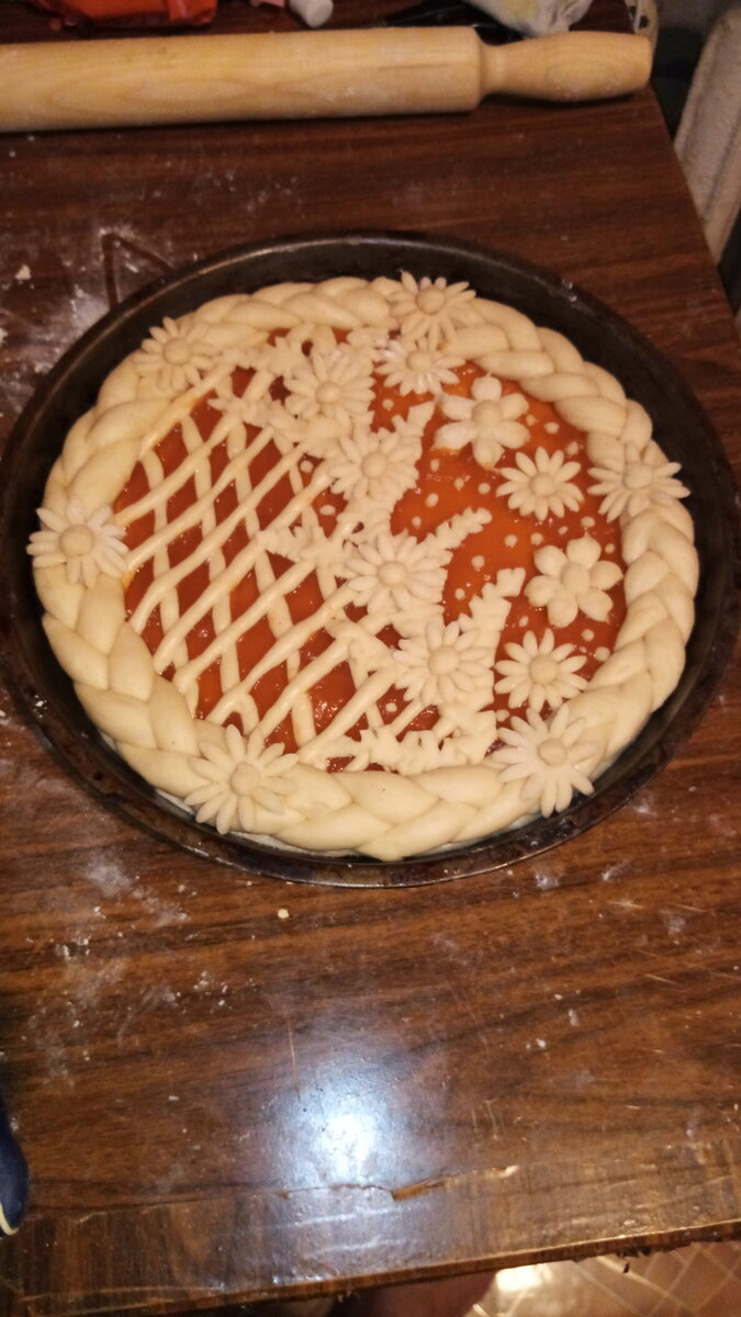 Сладкий пирог в процессе. За творческий беспорядок стола не судите строго. 