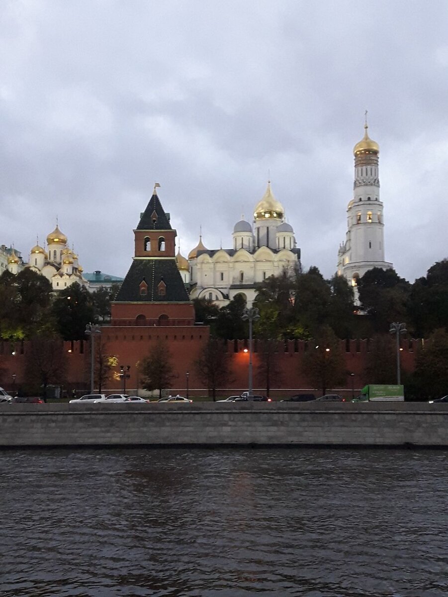 Остров, Москва. Прогулка по Софийской набережной | Дм. Линдер Нетривиальная  история | Дзен