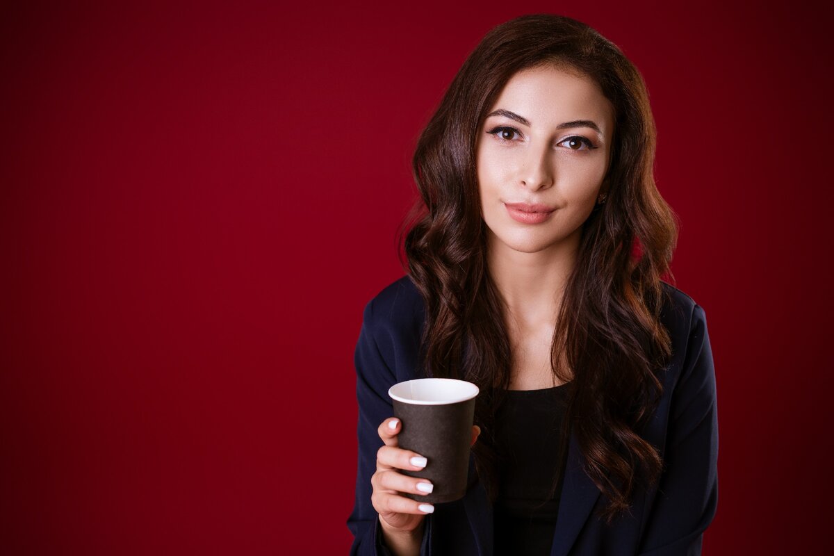 Забудьте про мальчишество, если хотите соблазнить солидную женщину.