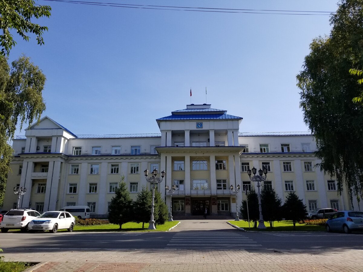 Административный центр республики алтай. Правительство Республики Алтай. Правительство Республики Алтай здание администрации. Дом правительства Республики Алтай. Здание правительства Алтая.