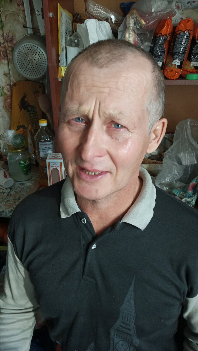 Не подумайте, это муж не меня оплакивает, а лекарство готовит)