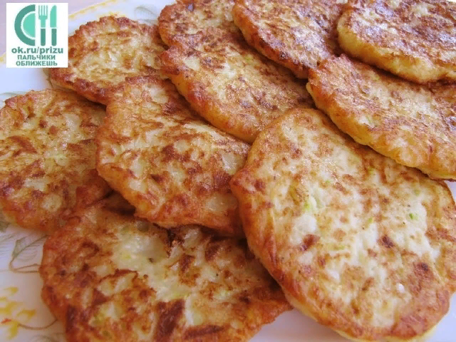 1 средний кабачок ● 1 яйцо
● 50 гр. натертого сыра
● зубок чеснока
● 1 ст.л. муки
● соль, перец

ПРИГОТОВЛЕНИЕ:
1. Кабачок очистить от кожицы и натереть на крупную терку, вбить яйцо, хорошо перемешать.
2. Добавить к кабачку натертый сыр и измельченный зубчик чеснока, посолить и поперчить по вкусу, всыпать муку, перемешать.
3. Жарить оладьи на растительном масле до румяной корочки.
4. Очень вкусно кушать такие оладьи с соусом из сметаны и мелко нарезанной зелени.