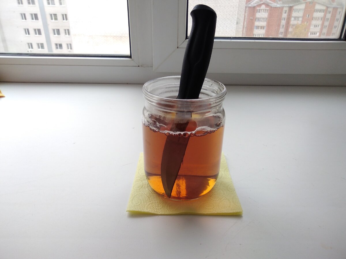 Нож в банке с кока-колой.