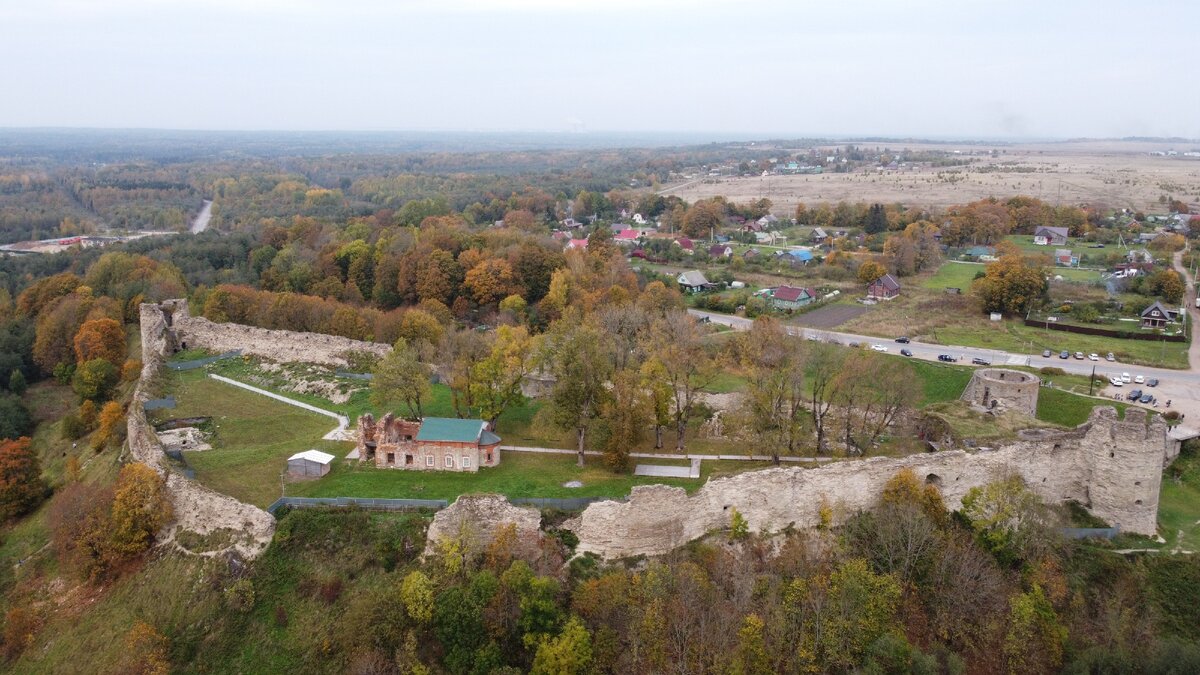 Крепость очень маленькая, длина стен всего 400 метров. Внутрь не пускают, но и смотреть там особо не на что.