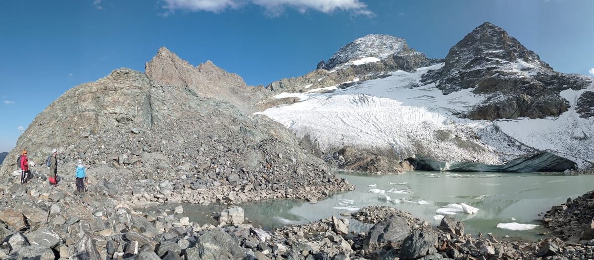 София, спиной древнего Левиафана, ныряющего в пучину, сквозь белую пену волн, изгибается над ледником, питающим этот водоём.