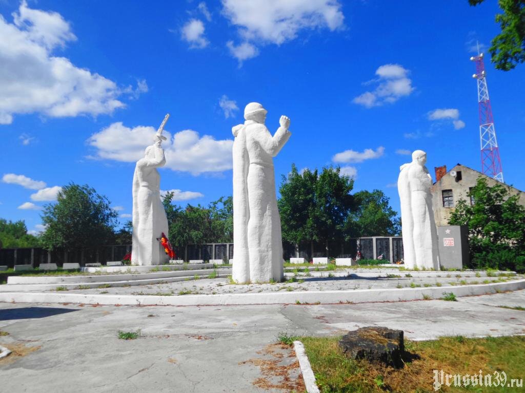 Мемориальный комплекс на братской могиле советских воинов. Корнево, центр, август 2015